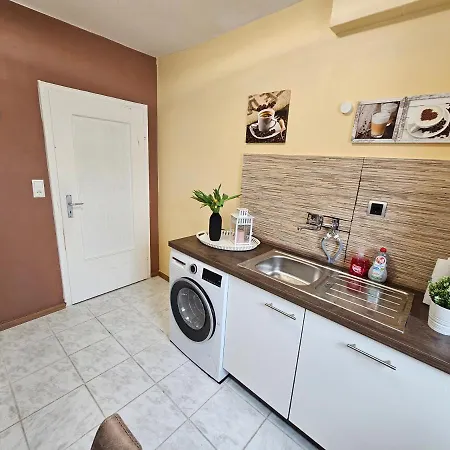 Exklusives Erdgeschoss-apartment: Zentrale Lage, Highspeed-internet & Komfort Apartment *