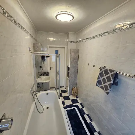 Exklusives Erdgeschoss-apartment: Zentrale Lage, Highspeed-internet & Komfort Apartment *