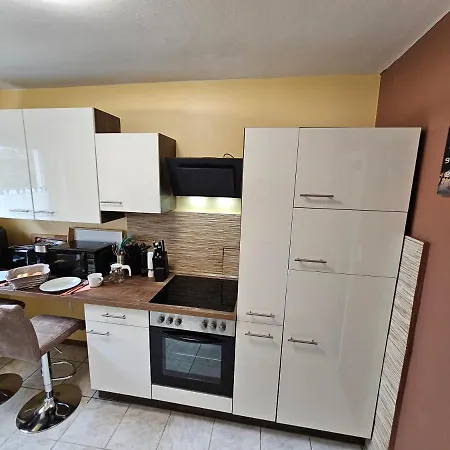 Exklusives Erdgeschoss-apartment: Zentrale Lage, Highspeed-internet & Komfort