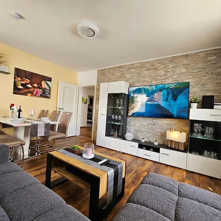 Exklusives Erdgeschoss-apartment: Zentrale Lage, Highspeed-internet & Komfort Apartment